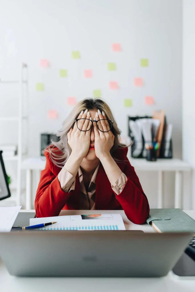 Überforderte Frau am Schreibtisch – Coaching bei Stress, Lebenskrisen und Veränderungen