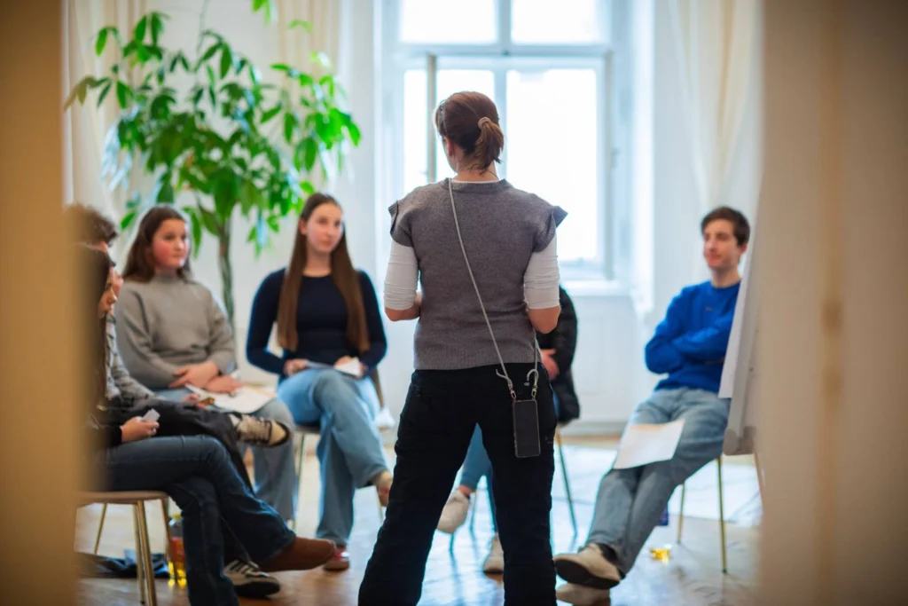 Gesprächsrunde in einem Kommunikationstraining mit Jasmin Wildauer